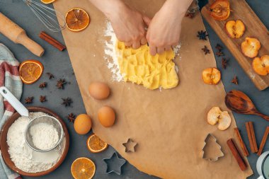 Kadınların elleri kurabiyelere hamur hazırlıyor.