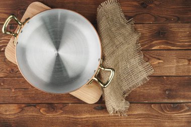 Ahşap tahtada temiz bakır mutfak malzemeleri.