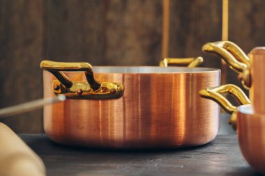 Mutfaktaki temiz bakır tencereyi kapat.