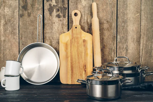 Набір посуду на старому дерев'яному фоні — стокове фото