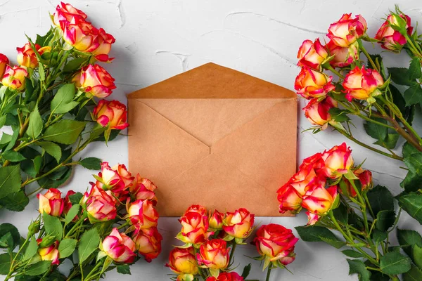 Паперовий конверт з купою квітів — стокове фото