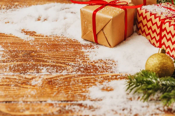 Виготовлення подарункових коробок над сніговим дерев'яним столом крупним планом — стокове фото