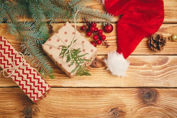 Presentes de Natal com ramos de abeto em fundo de madeira — Fotografia de Stock