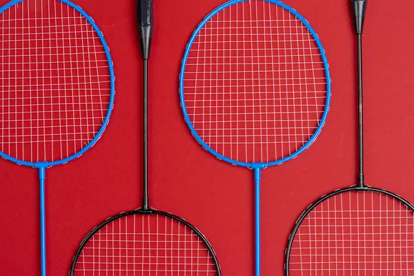 Équipement de badminton. Raquettes et navettes, vue de dessus — Photo