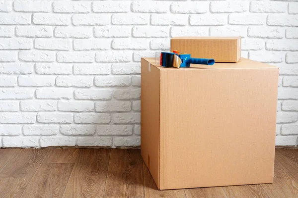 Zamknij przesuwane pudełka kartonowe w pustym pomieszczeniu — Zdjęcie stockowe