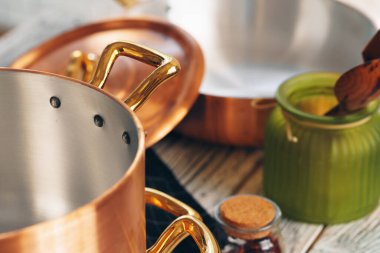 Profesyonel mutfak için yeni bakır yemek takımı.