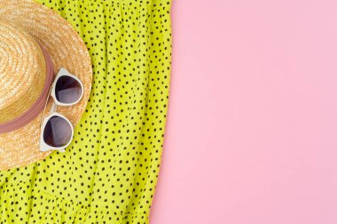 Pastel pembe arka plandaki kadınlar için şık bir yaz kıyafeti.