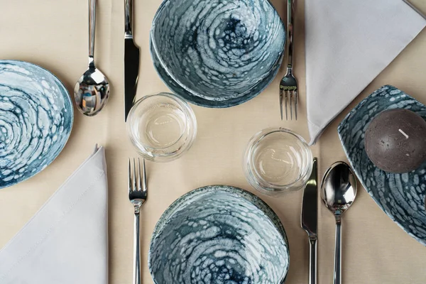질감있는 세라믹 접시가 있는 세련 된 식탁 자리의 세부 사항 — 스톡 사진