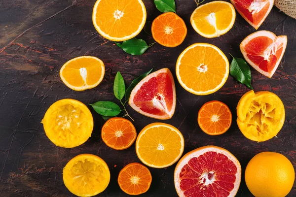Sliced citrus fuits juicy on table close up — Stock Photo, Image
