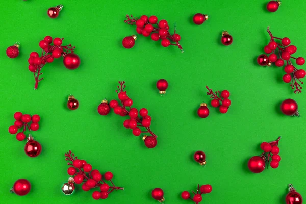 Сушеная клюква украшения на зеленом фоне на Рождество — стоковое фото