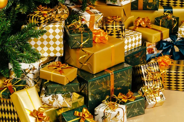 크리스마스 선물로 포장 된 녹색과 황금색 쟁반 — 스톡 사진