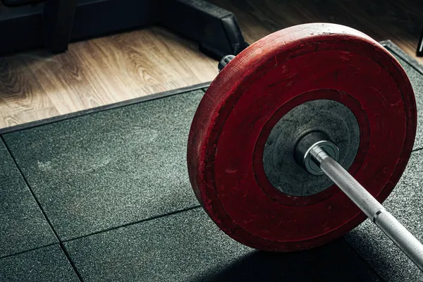 Placi de greutate într-o sală de gimnastică, echipamente de powerlifting — Fotografie, imagine de stoc
