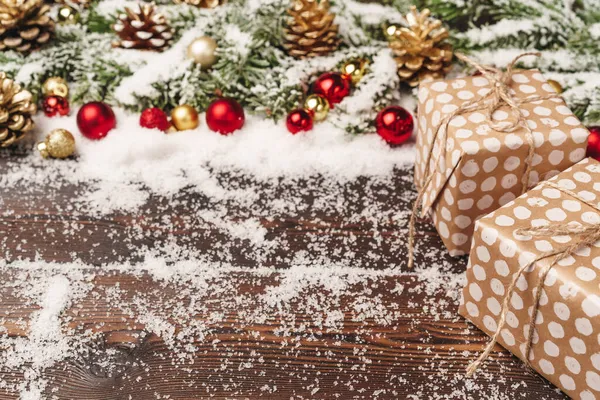 Regalo festivo con fiocco da vicino su fondo di legno con neve — Foto Stock