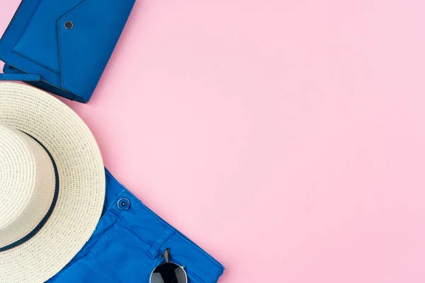 Set van zomerkleding voor vrouw op roze achtergrond — Stockfoto
