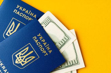 İçinde bir yığın Amerikan doları olan Ukrayna pasaportu.