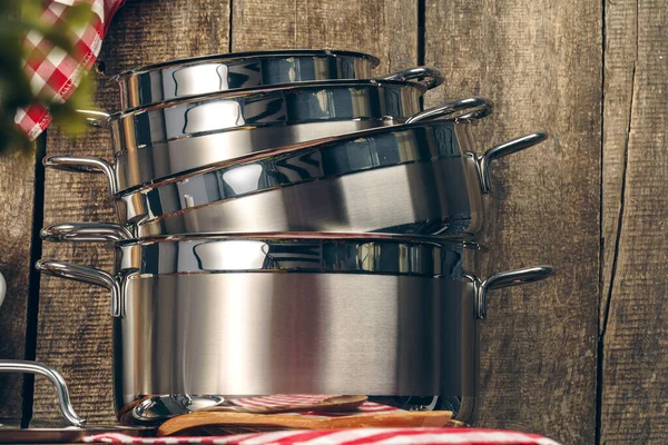 Conjunto de panelas de aço inoxidável em uma cozinha — Fotografia de Stock