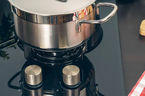 Panela limpa em um fogão a gás na cozinha — Fotografia de Stock