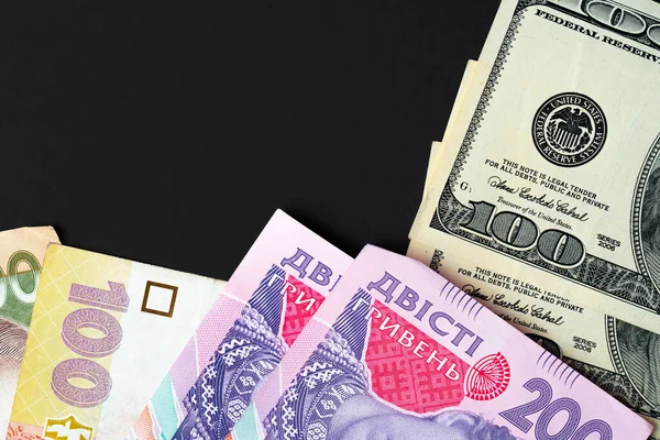 Ukrajina peníze Hryvnia a dolarové bankovky dohromady zblízka — Stock fotografie