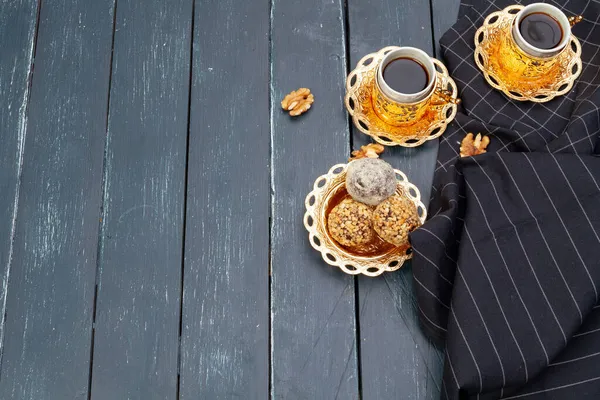 Nut ballen dessert geserveerd met koffie op donker houten tafel, bovenaanzicht — Stockfoto