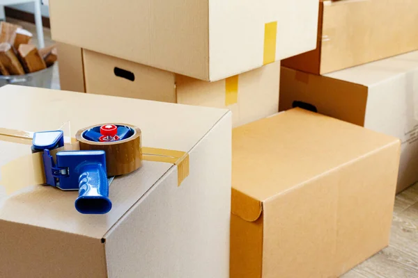 방 안에 쌓여 있는 판지 상자가 있는 집의 움직이는 개념 — 스톡 사진