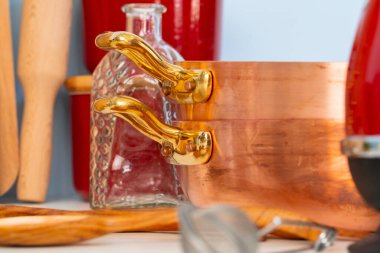 Modern bir mutfak masasında mutfak gereçleri.