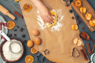 Kadınların elleri kurabiyelere hamur hazırlıyor.