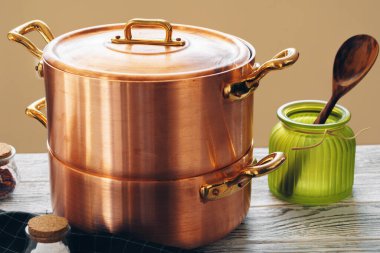 Bakır yemek takımını kapat.