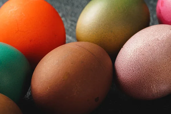 Ovos de Páscoa em um fundo escuro — Fotografia de Stock