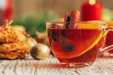 Parlak şarap kadehi ve ahşap masa üzerindeki katkı maddeleriyle güzel bir kompozisyon.