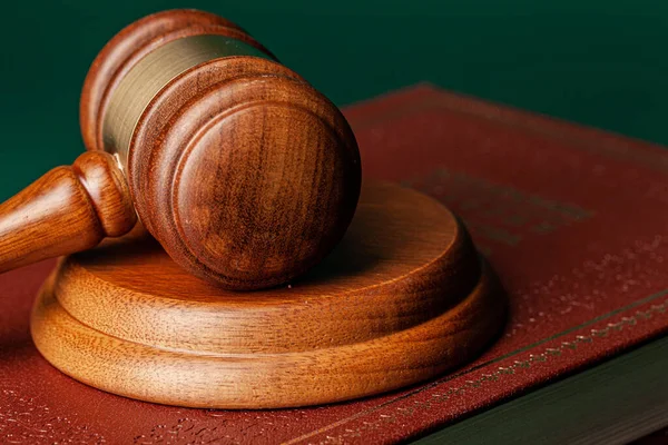 Judge gavel and legal book close up on table — Stock Photo, Image
