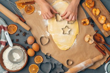 Kadın eli evde taze hamurdan kurabiye yapıyor.