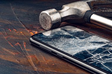 Aletleri olan dijital bir alet. Akıllı telefon konsepti onarılıyor