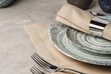 Gri arkaplanda seramik stil sofra takımı