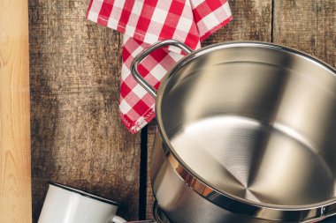 Mutfak tezgahında mutfak gereçleri