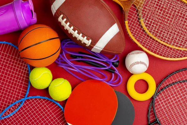 Composición de diversos equipos deportivos para fitness y juegos — Foto de Stock