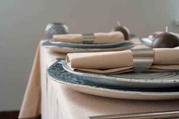 베이지 식탁보 위에 멋지게 생긴 식기류가 놓인 식탁 세팅 — 스톡 사진