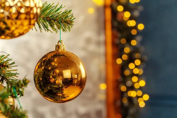Bella bagattella d'oro appesa a un albero di Natale — Foto Stock
