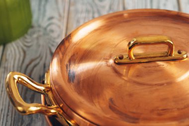 Profesyonel mutfak için yeni bakır yemek takımı.