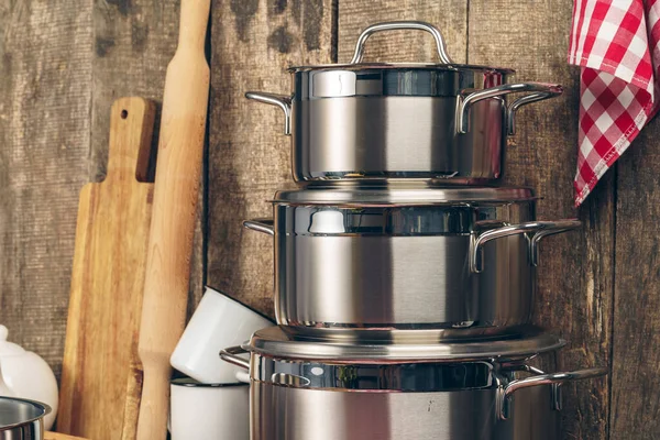 Conjunto de panelas de aço inoxidável em uma cozinha — Fotografia de Stock