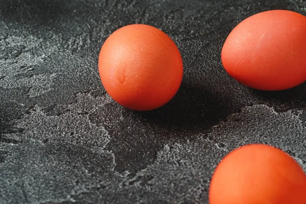 暗い背景の中で卵を産み — ストック写真