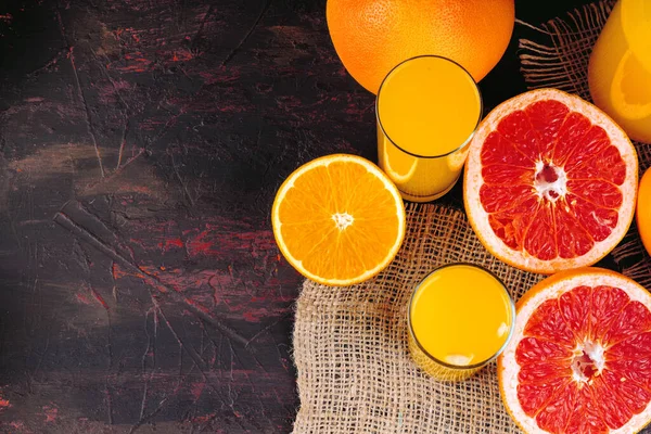 Sliced citrus fuits juicy on table close up — Stock Photo, Image