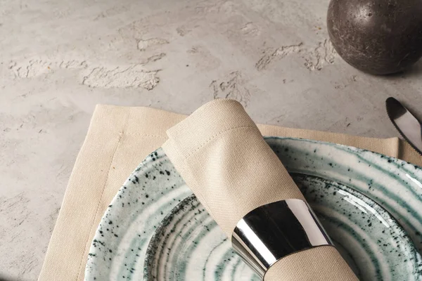 회색 배경 위에 세워진 세라믹 스타일의 식탁용 식기 — 스톡 사진