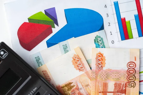 Gráfico financeiro com rublos russos pilha de dinheiro com calculadora. Conceito de apreciação da moeda — Fotografia de Stock