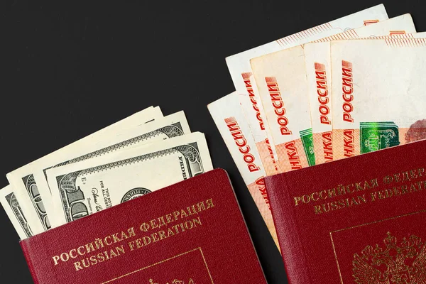 Российский паспорт с долларами США и банкнотами в российских рублях — стоковое фото