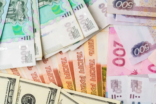 Montón de dinero de cerca, tres dólares estadounidenses moneda, rublos rusos e Hryvnias Ucraniana — Foto de Stock