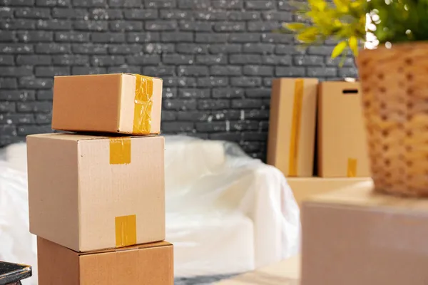Stěhování nebo stěhování konceptu. Hromada krabic a baleného nábytku — Stock fotografie