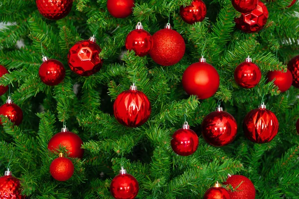 Hermoso árbol de Navidad con adornos rojos de cerca —  Fotos de Stock