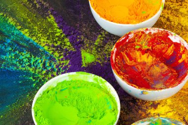 Hint Holi festivali renkleri arka planda küçük kâselerde