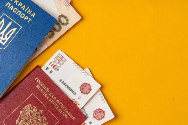 Ukraiński i rosyjski paszport z pieniędzmi, ruble rosyjskie i hrywna ukraińska — Zdjęcie stockowe