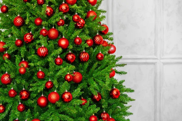 Bela árvore de Natal com bugigangas vermelhas fechar — Fotografia de Stock